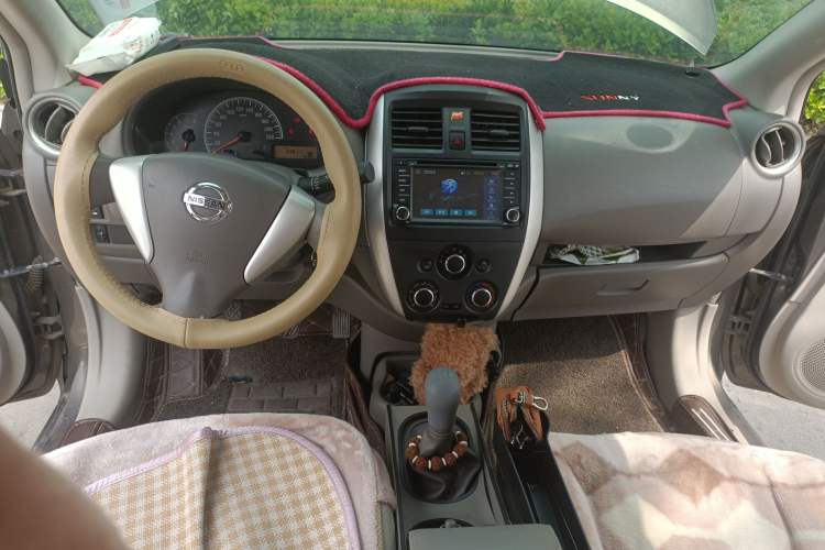 Used Nissan Sunny 2015 1.5XE Manual Comfort Edition Center Console