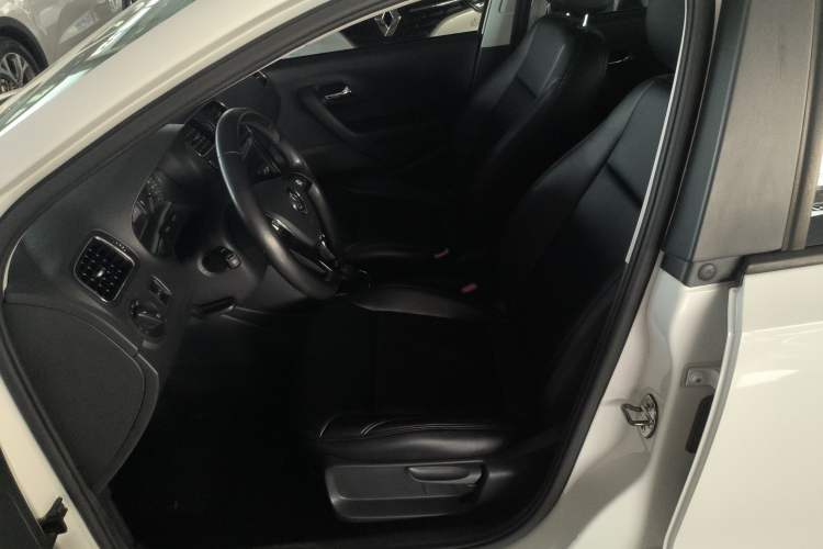 Used Volkswagen Polo 2016 1.6L Automatic Comfort Model
