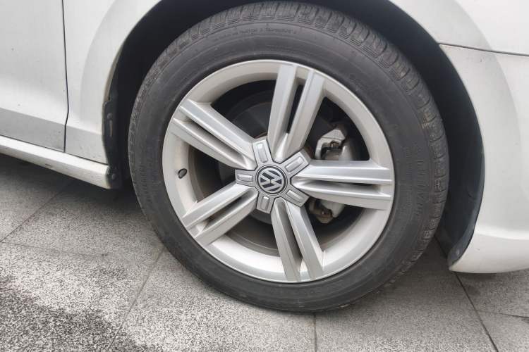 Used Volkswagen Lamando 2018 280TSI DSG Comfort Edition Right Front Wheel Hub