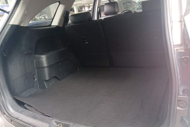 Used JMC Yusheng S350 2014 2.4T Automatic 2WD Diesel Luxury Version with Sunroof 5 Seats
