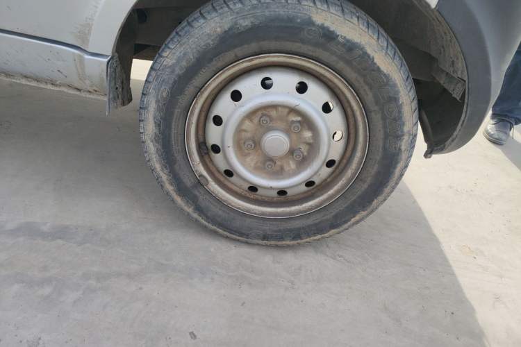 Used Wuling Rongguang Small Truck 2012 1.2L Double-Cab Basic Version LAQ Right Front Wheel Hub