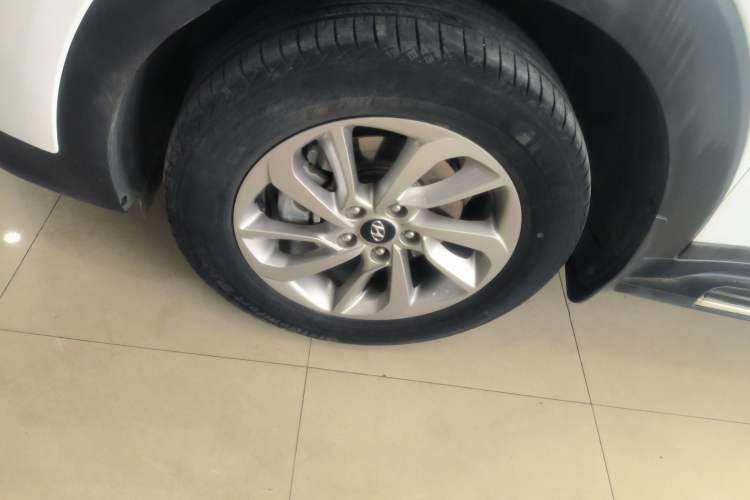 Used Hyundai Tucson 2015 1.6T Dual-Clutch Two-Wheel-Drive Smart Model Left Front Wheel Hub