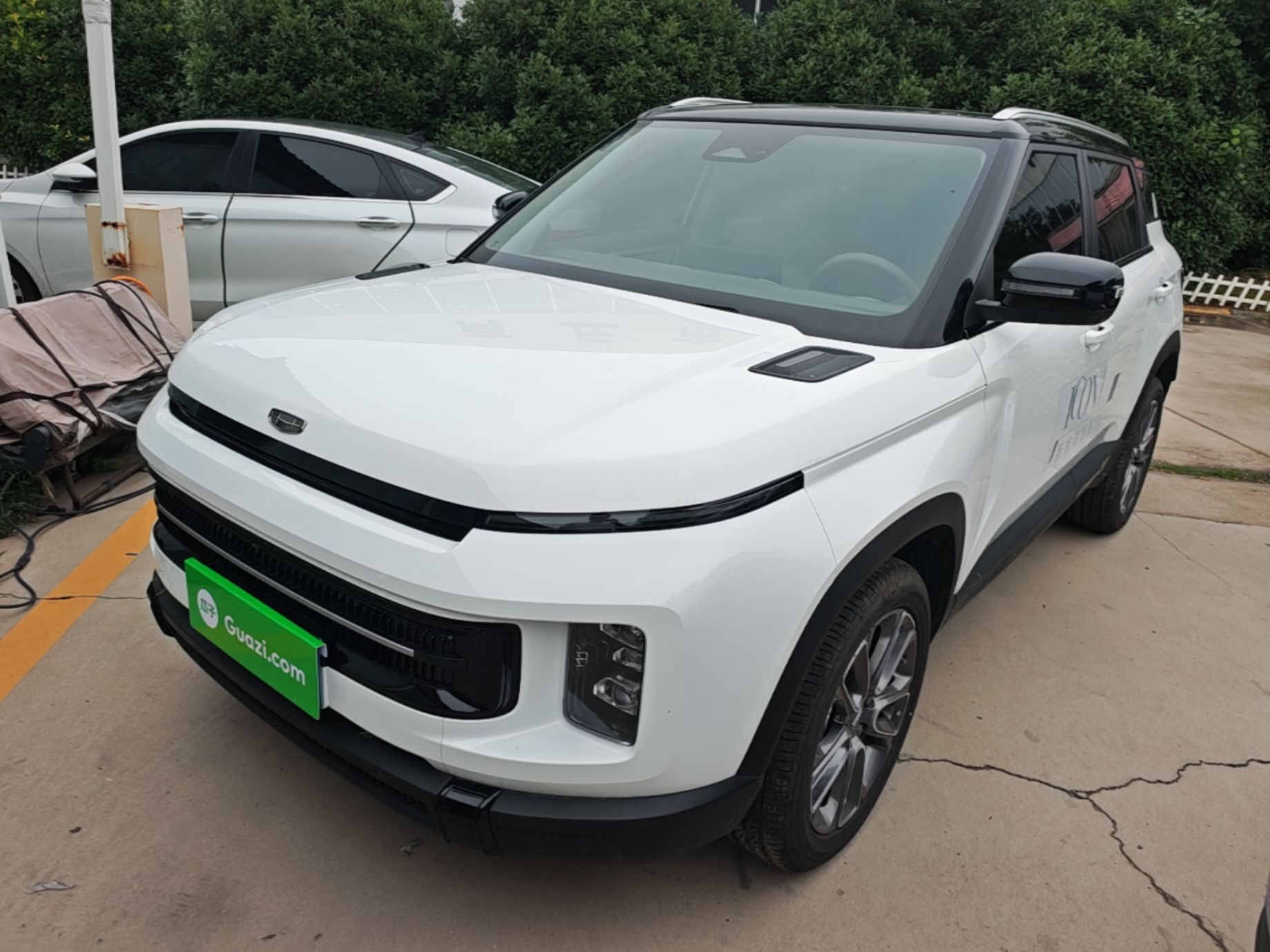 Под передней частью автомобиля