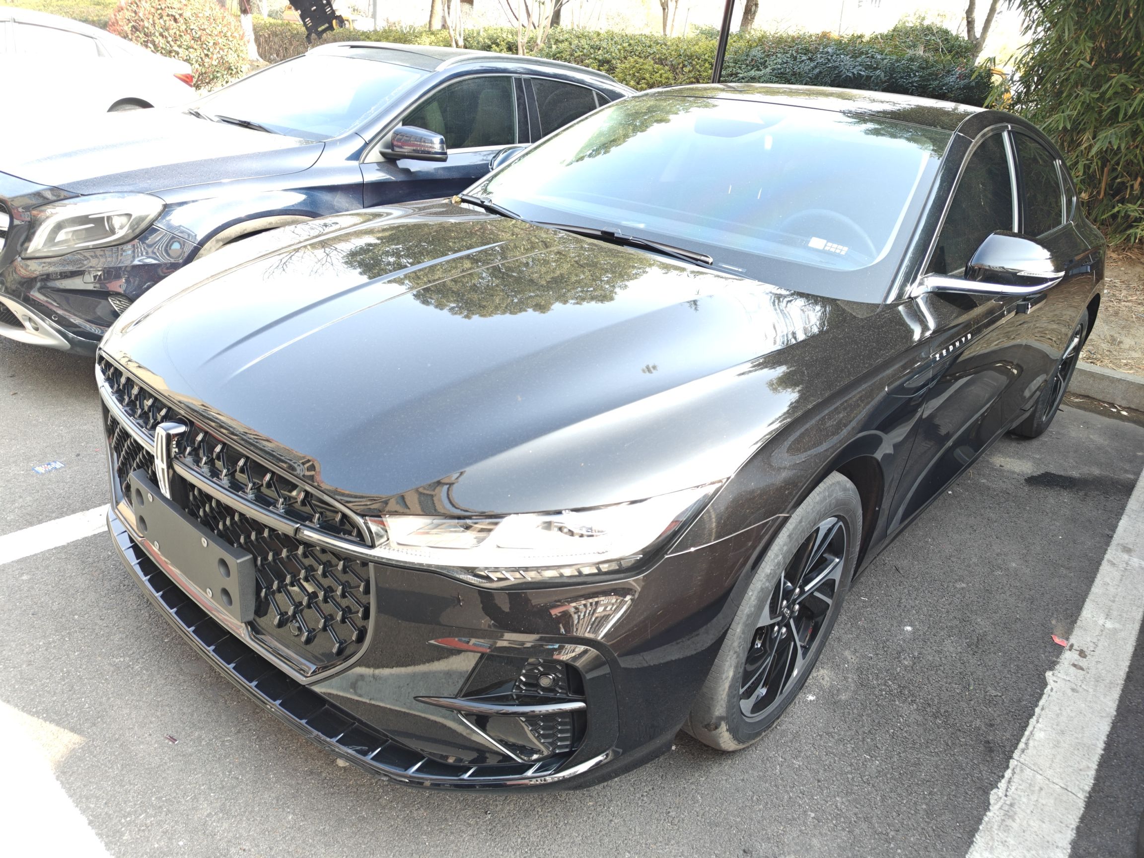 Под передней частью автомобиля