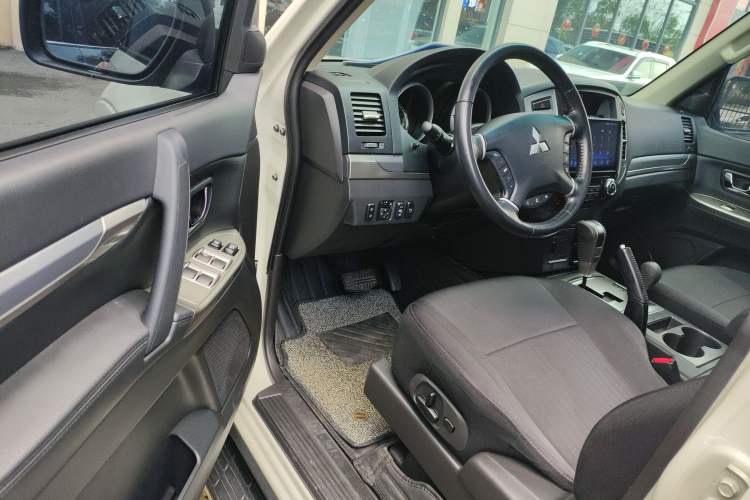 Used Mitsubishi Pajero 2020 3.0L Automatic Standard Edition Driver Seat