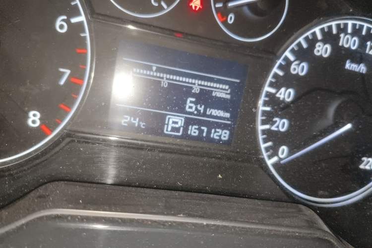 Used Nissan Tiida 2011 1.6L CVT Smart Version Odometer Close Up