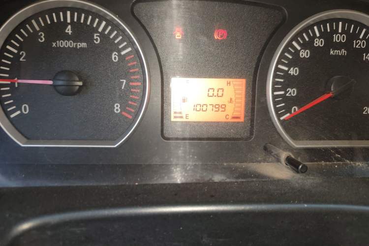 Used FORTHING Lingzhi 2014 M3 1.6L 7-Seater Comfort Model Odometer Close Up