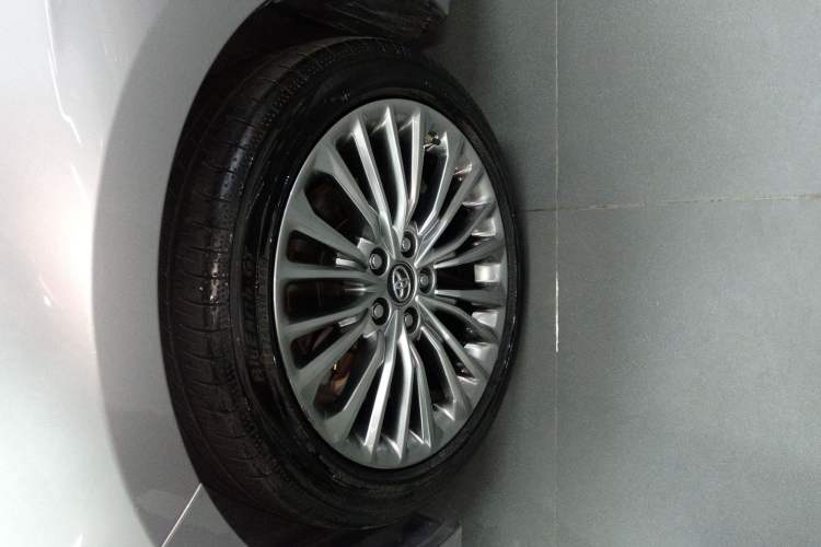 Used Toyota Avalon 2019 Dual-Engine 2.5L XLE Prestige Version China VI Standard