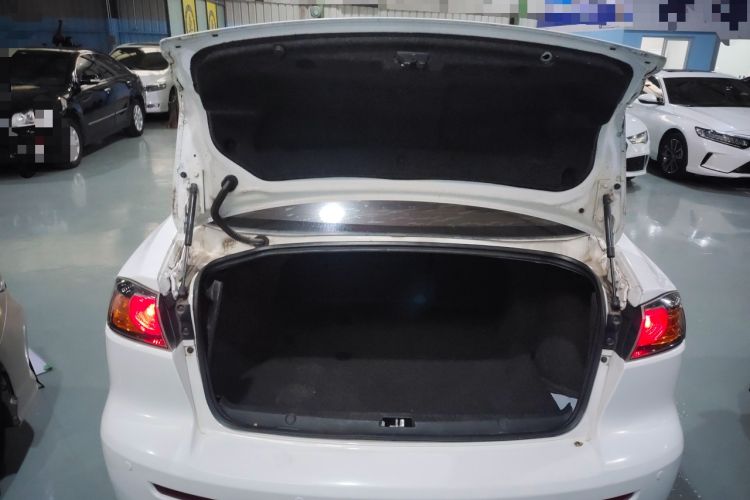 Used Mitsubishi Lancer EX 2016 1.8L CVT Black-and-White Retro Edition