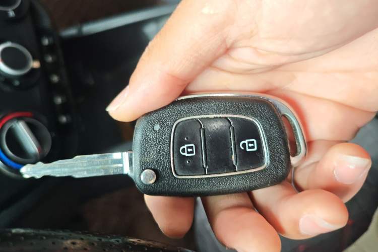 Used Hyundai Verna (older generation) 2017 1.4L Manual Colorful Skyroof Version China V Standard Vehicle Key