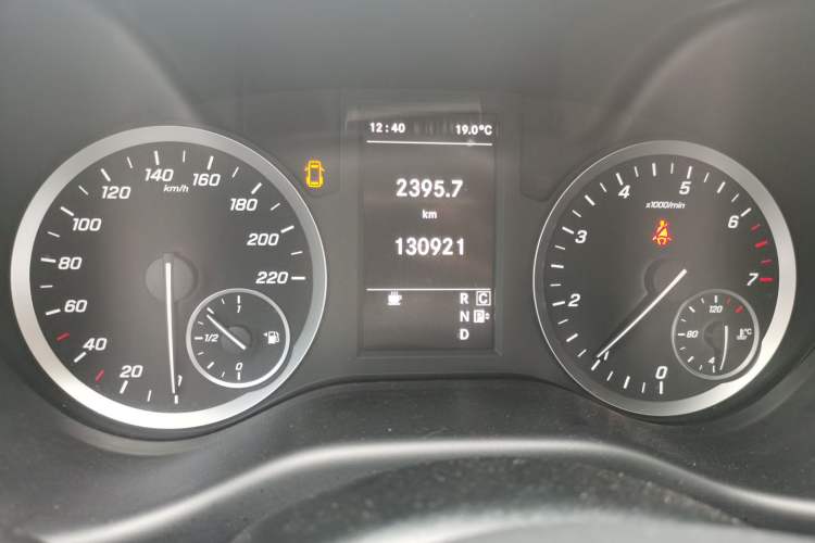 Used Mercedes-Benz Vito 2021 2.0T Elite Version 7 Seats Odometer Close Up