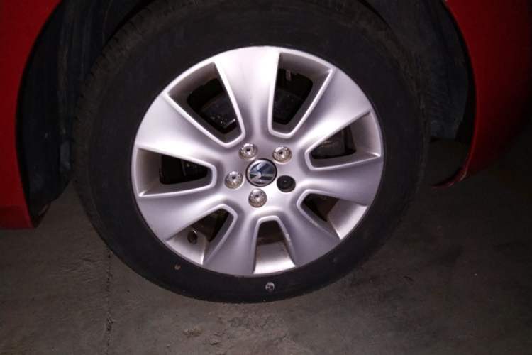 Used Volkswagen Beetle 2010 2.0 BlackOrange Comfort Edition Right Front Wheel Hub