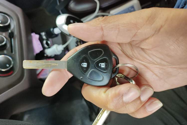 Used BAIC Ruixiang Boteng V2 EV 2022 Enclosed Van Standard Type Henan Lithium Battery Vehicle Key