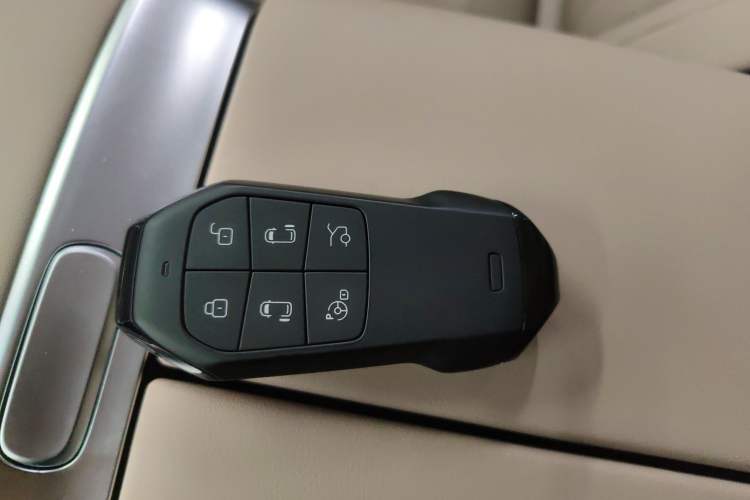 Used XPeng X9 2025 740 Ultra-Long Range Max Interior 1