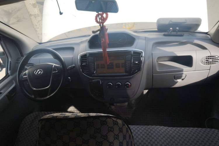 Used SAIC MAXUS Xintu V80 2018 2.5T AMT Elite Edition Short Wheelbase Mid-Roof Design 5-6 Seater Center Console