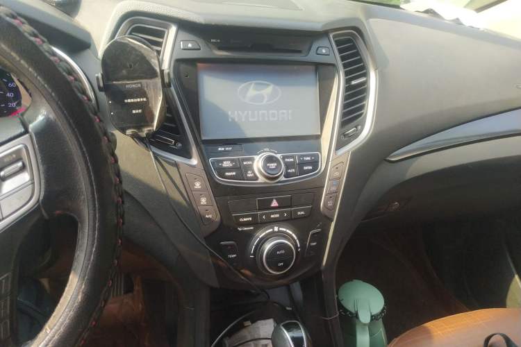 Used Hyundai Santa Fe 2013 Revised Version 2.4L Automatic All-Wheel Drive Luxury Trim Audio And AC Panel