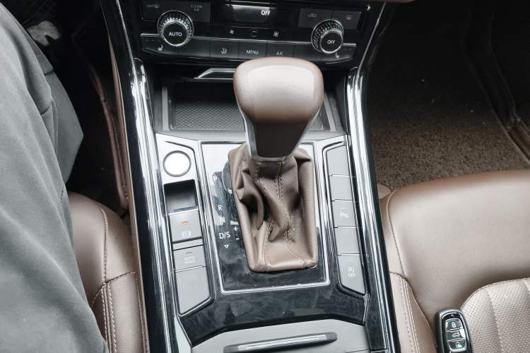 Used Volkswagen Phideon 2021 380TSI Luxury Edition Gear Lever