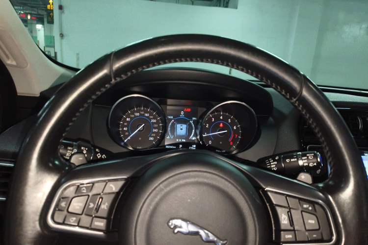 Used Jaguar F-PACE 2016 2.0T Two-Wheel Drive Urban Luxury Edition
