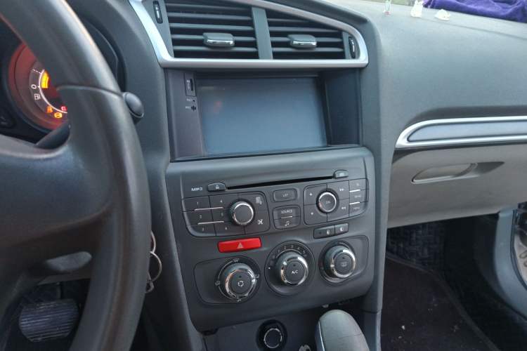 Used Citroen C4L 2013 1.6L Automatic Jingxiang Edition Audio And AC Panel