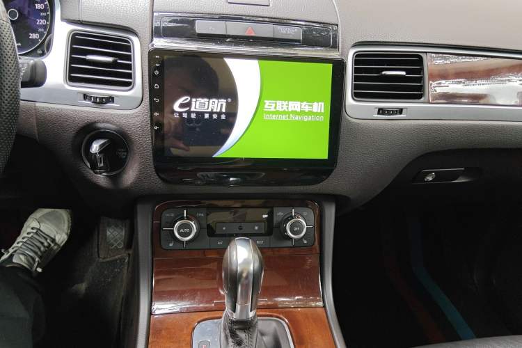 Used Volkswagen Touareg 2014 3.0 TSI New Edition Audio And AC Panel