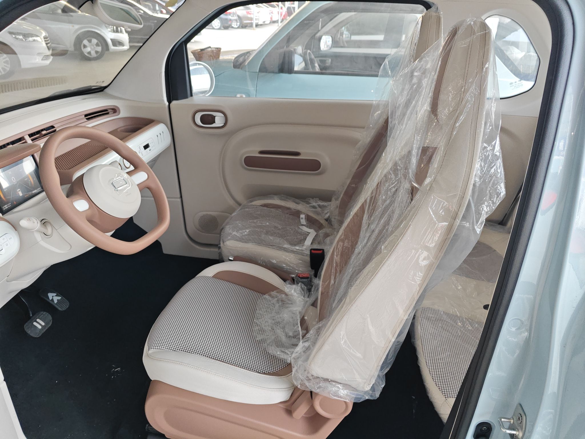 المقاعد الأمامية داخل السيارة