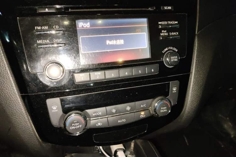 Used Nissan X-Trail 2014 2.0L CVT Comfort Edition 2WD Audio And AC Panel