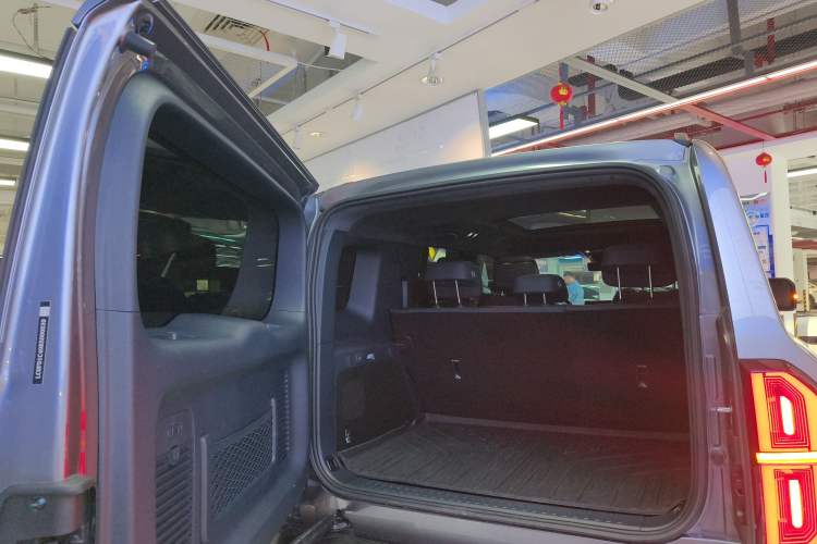 Used Formula Leopard 5 2023 Cloud Ride Flagship Edition Trunk