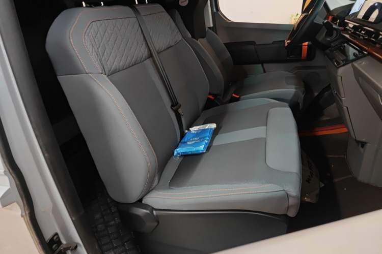 Used Farizon Super VAN 2025 Yucheng Action-Pak, Short-Axle 68kWh ZhiXin, 5-seater
