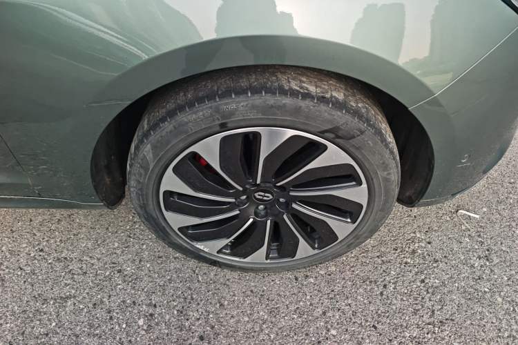 Used Hima AITO M5 2022 Extended-Range Four-Wheel Drive Ultimate Edition Right Front Wheel Hub