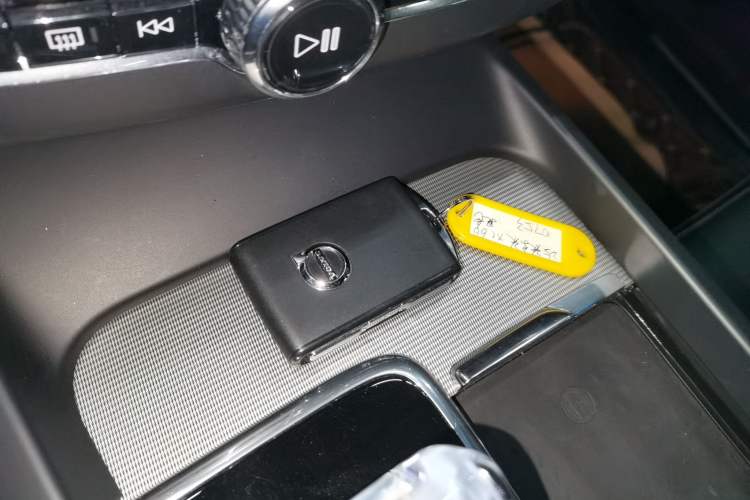 Used Volvo XC60 New Energy 2025 Plug-in Hybrid Long-Range All-Wheel Drive Zhiyuan Extreme Night Black Edition
