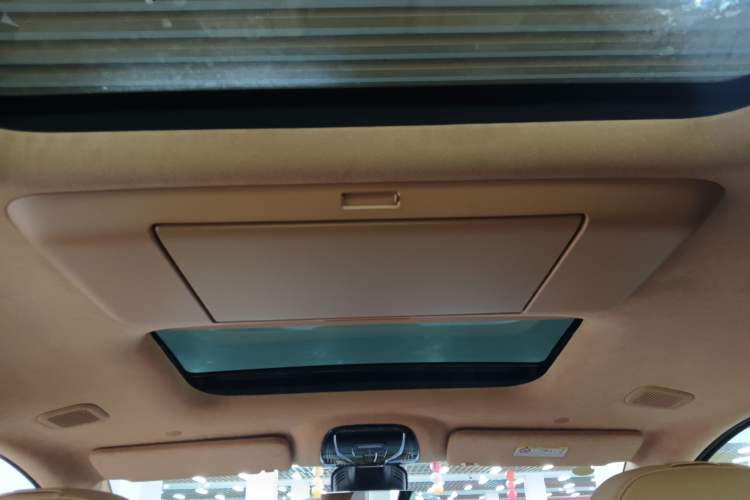 Used VOYAH Dream 2025 PHEV Four-Wheel-Drive Flagship Kunpeng Edition Headliner