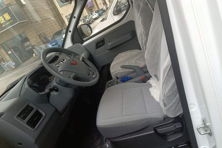 Used Wuling Yangguang 2024 300KM Comfort Version Passenger Van 75kW