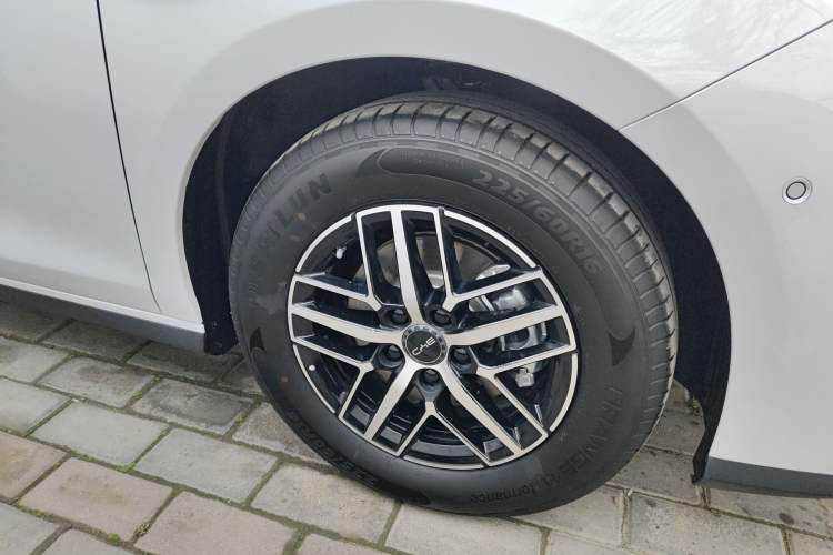 Used BYD Seal 05 DM-i 2025 DM-i Smart Drive 55KM Prestige Model Right Front Wheel Hub