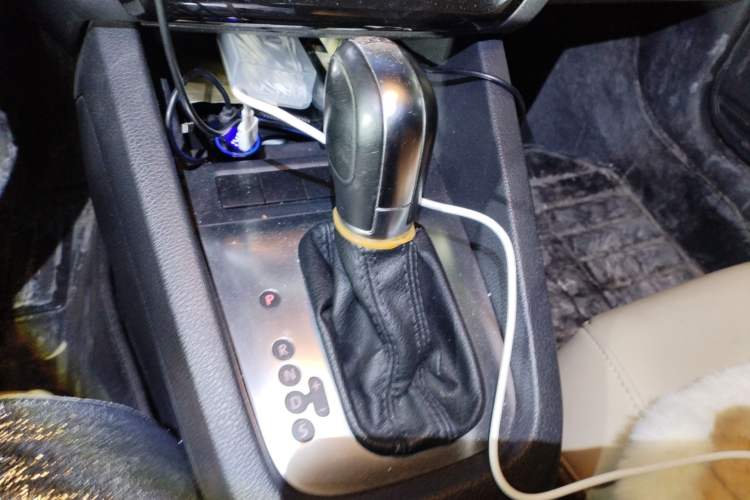 Used Volkswagen Sagitar 2014 Revised Version 1.4TSI Automatic Luxury Edition Gear Lever