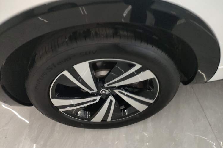Used Volkswagen Tavendor 2024 380TSI All-Wheel-Drive R-Line Cruise Premium Edition Right Rear Wheel Hub