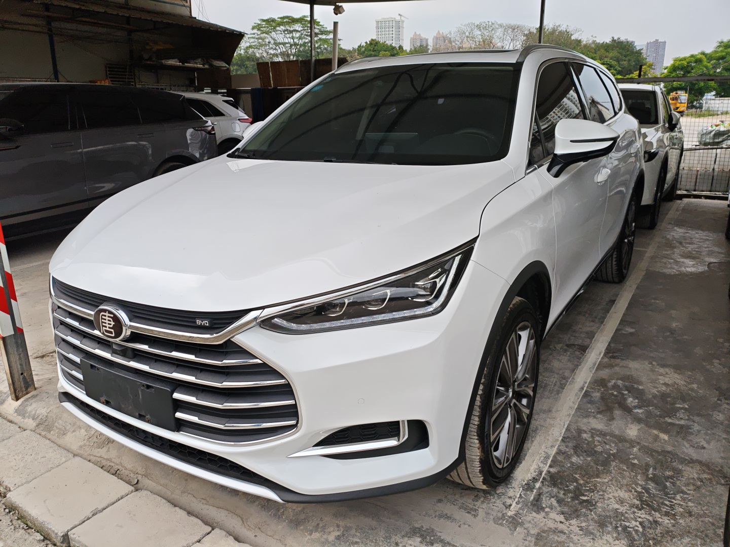 Под передней частью автомобиля