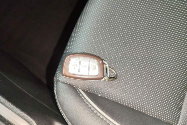 Used Hyundai ix25 2015 1.6L Automatic Two-Wheel-Drive Deluxe DLX Model
