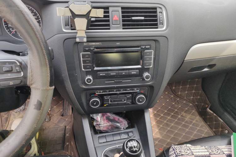 Used Volkswagen Sagitar 2012 1.4TSI Manual Luxury Model Audio And AC Panel