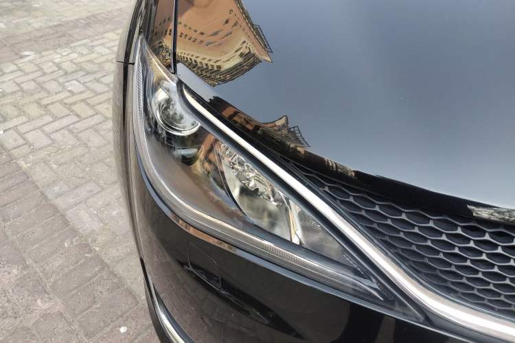 Used Chrysler Grand Voyager 2017 3.6L Premium Edition Right Front Headlight