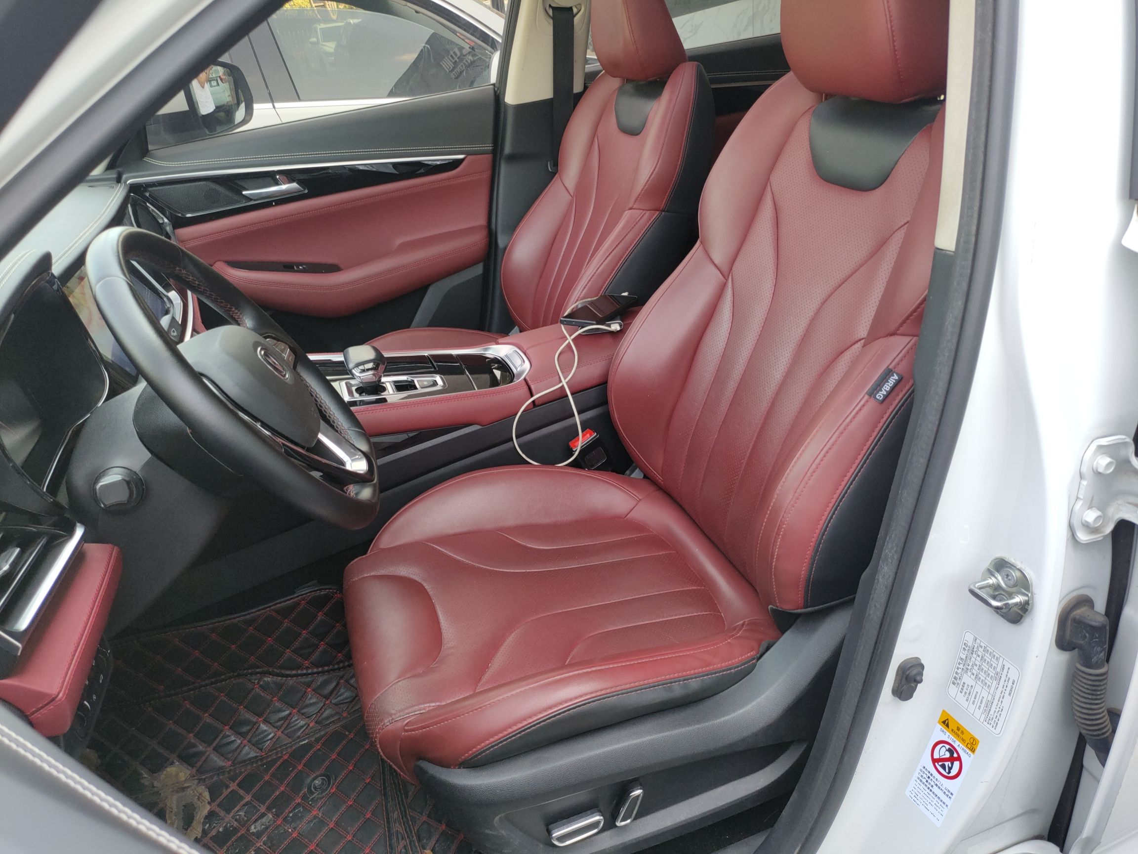 Переднее сиденье в автомобиле