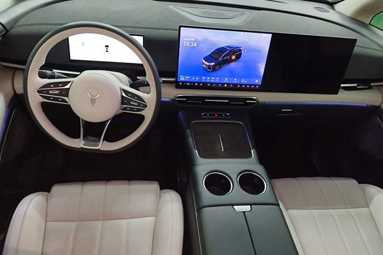 Used VOYAH Dream 2025 PHEV Four-Wheel-Drive Flagship Kunpeng Edition Center Console