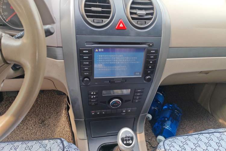 Used Haval H3 2010 Leading Edition 2.5 TCI Four-Wheel-Drive Ultra-Luxury Model Audio And AC Panel