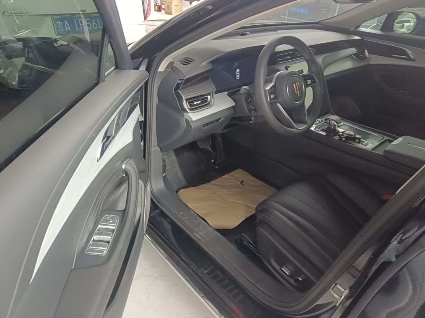 Hongqi H5 2025 2.0T Automatic Flag Edition – 500 000 Units Commemorative Version — снимка 18