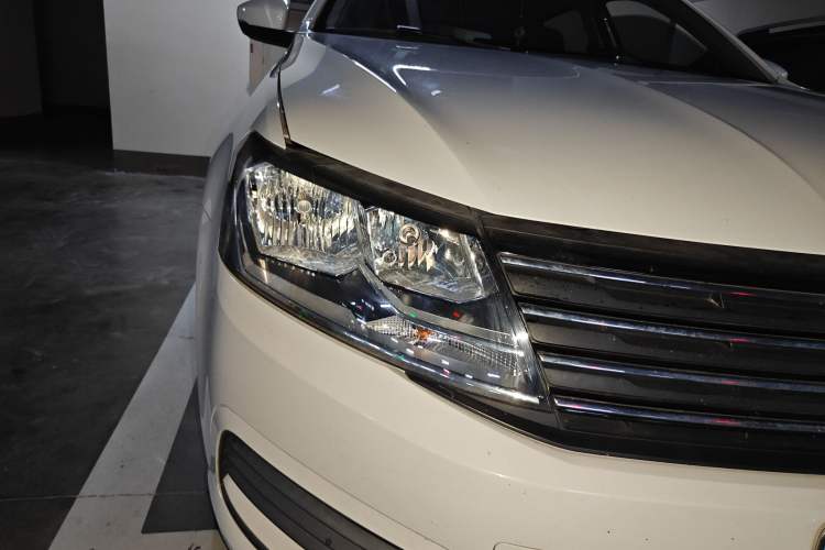 Used Volkswagen Gran Lavida 2015 1.6L Automatic Fashion Edition Right Front Headlight