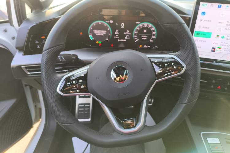 Used Volkswagen Golf 2025 300TSI R-Line
