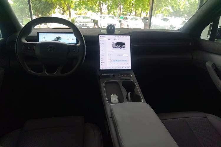 Used Nio EC6 2024 75 kWh Center Console