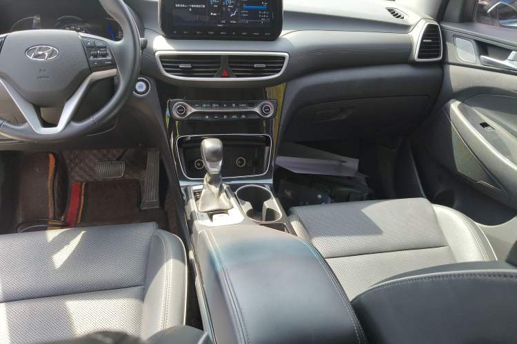 Used Hyundai Tucson 2020 280TGDi Two-Wheel-Drive GLS Fashion Edition China VI Standard Gear Lever