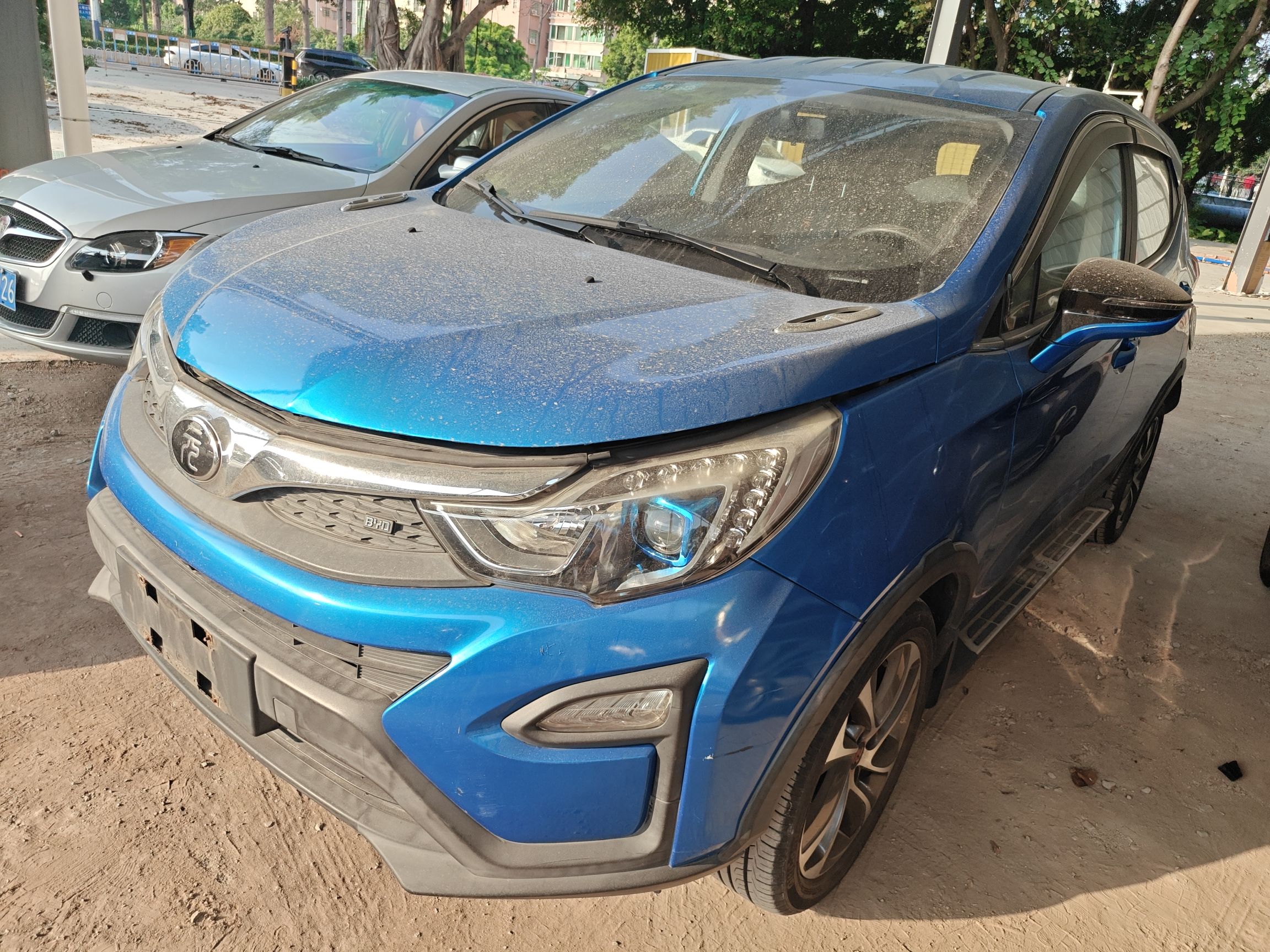 Под передней частью автомобиля