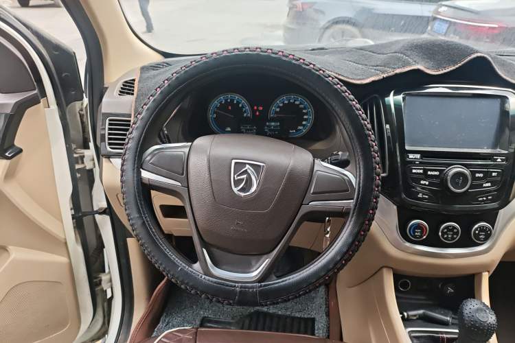 Used Baojun 730 2014 1.5L manual standard trim 7 seats
