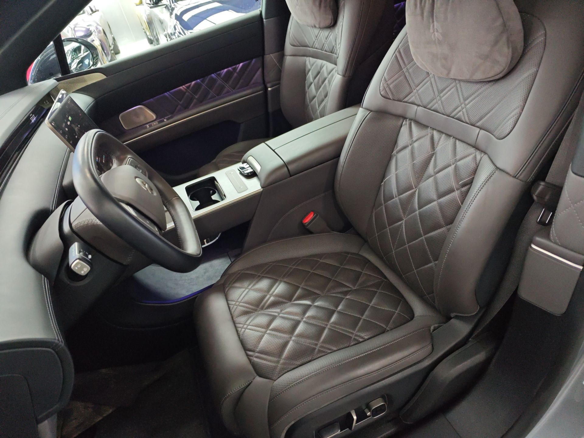 Переднее сиденье в автомобиле